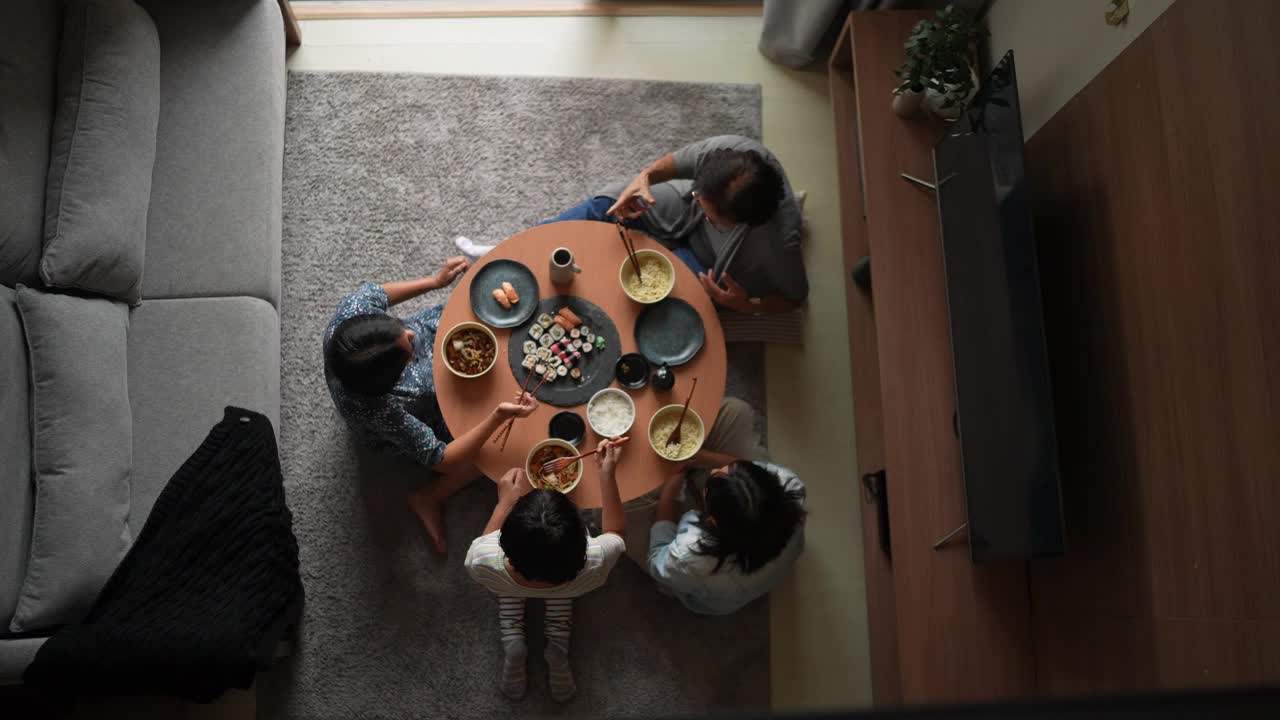 家庭在家里吃日本菜的高视角视频下载