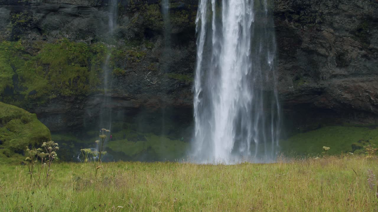 冰岛Seljalandfoss瀑布在多雨阴沉的天气。视频下载