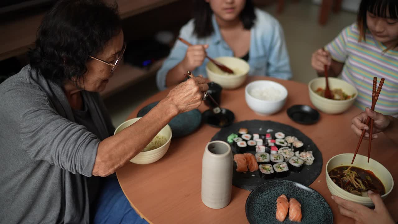 一家人在家里吃日本料理视频下载