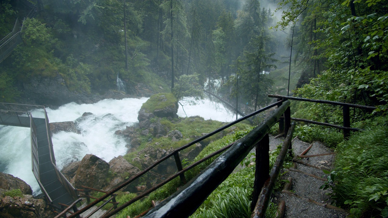 位于奥地利萨尔茨堡附近戈林瀑布上部的桥视频购买