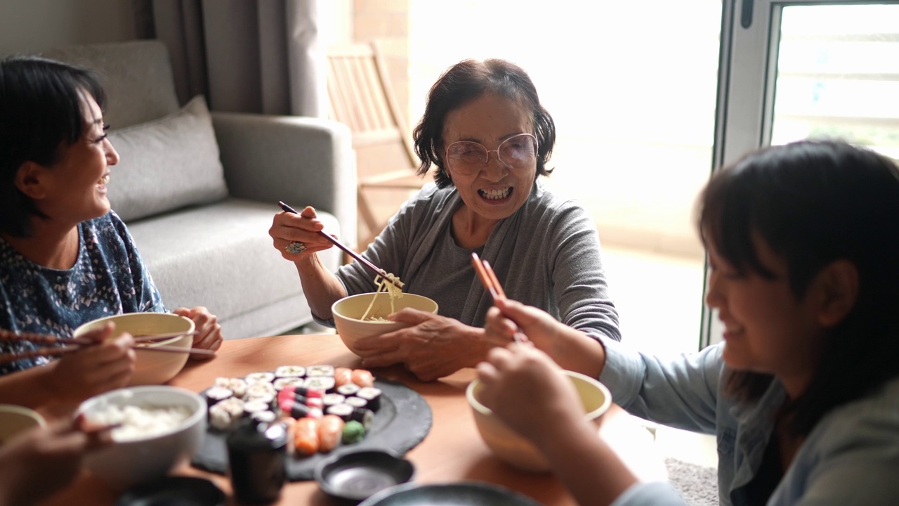 幸福的一家人在家吃日本料理视频下载