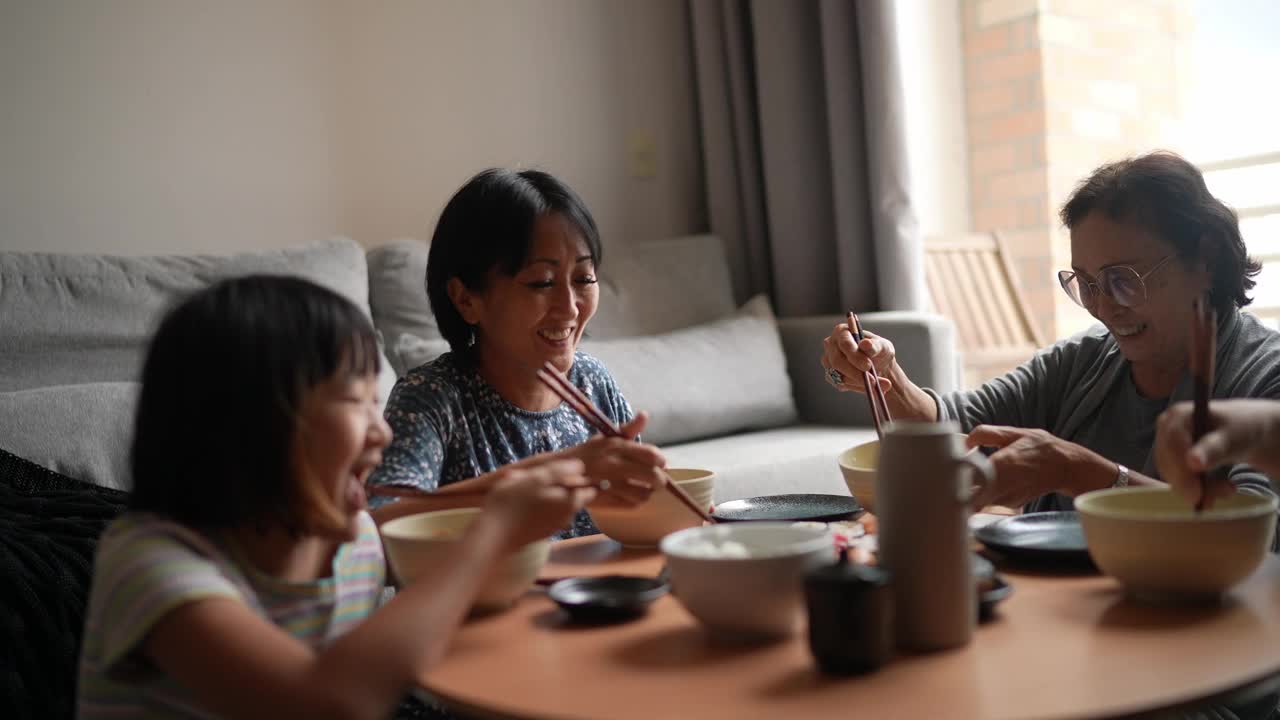 幸福的一家人在家里吃着日本料理视频下载