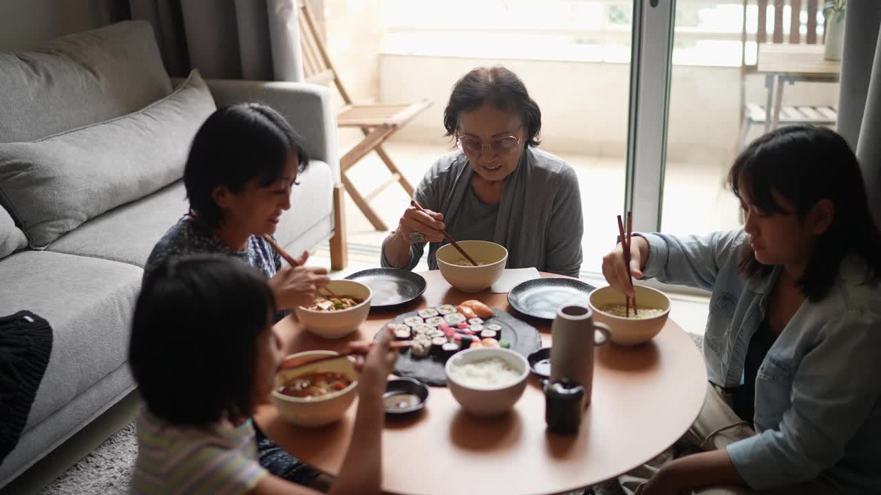 幸福的一家人在家吃日本料理视频下载