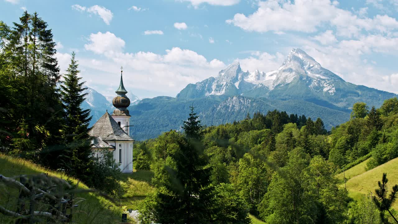 欧洲，德国，巴伐利亚，贝希特斯加登，瓦兹曼山和移动的云，朝圣教堂玛利亚视频下载