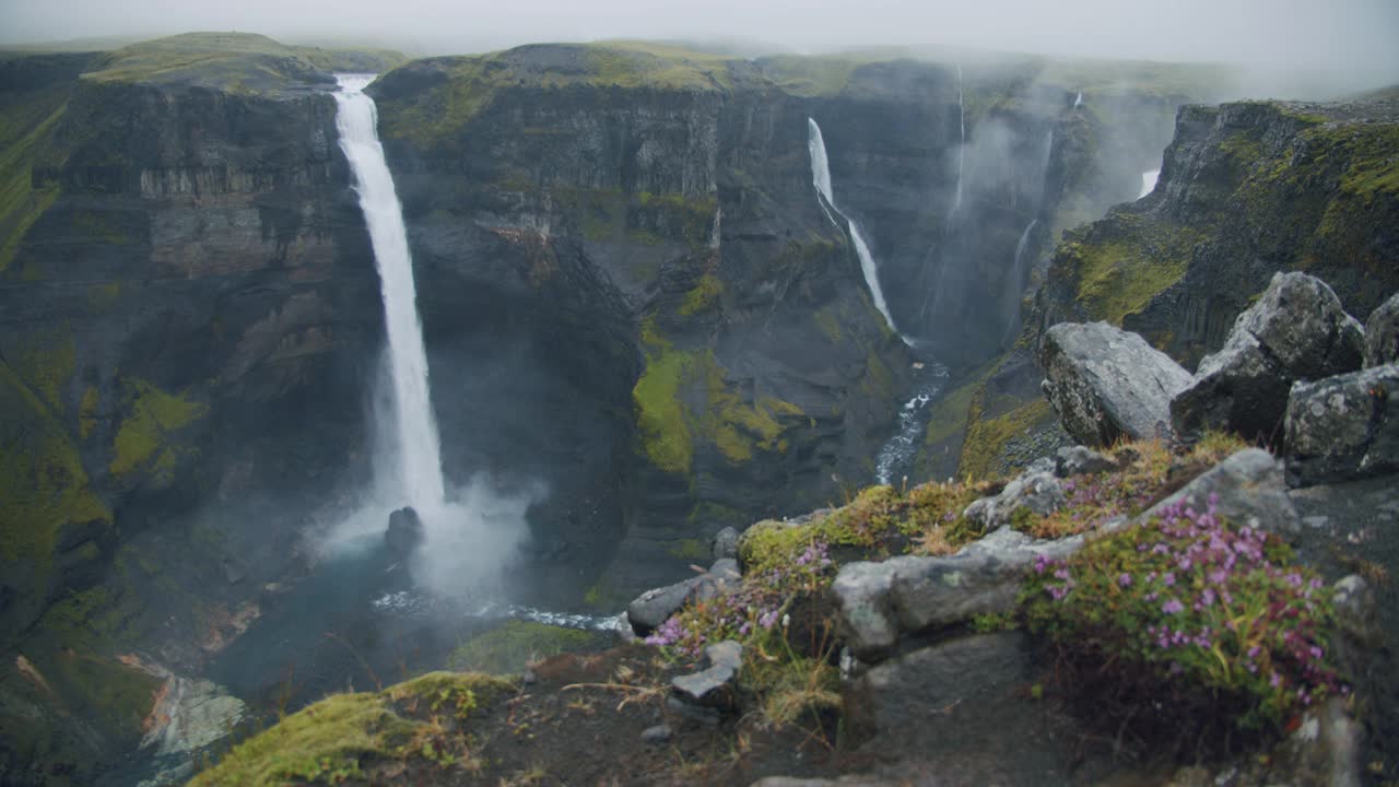冰岛Landmannalaugar峡谷的海弗斯瀑布视频素材