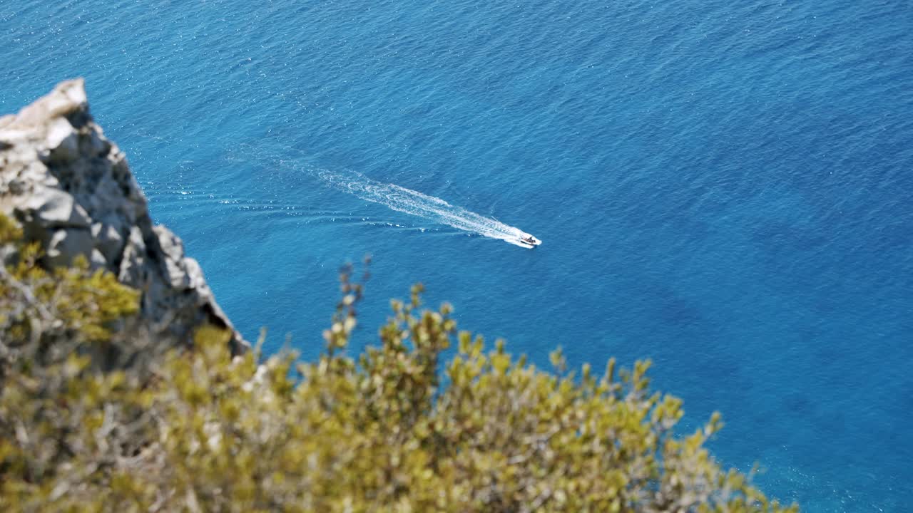 游船在公海上的悬崖上拍摄视频素材