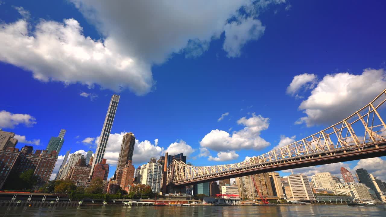 2021年，纽约，罗斯福岛，巨大的云朵漂浮在曼哈顿中城的摩天大楼上视频下载