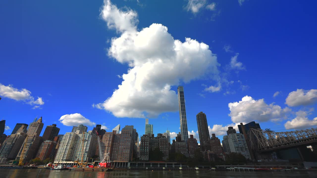 2021年，纽约，罗斯福岛，巨大的云朵漂浮在曼哈顿中城的摩天大楼上视频下载