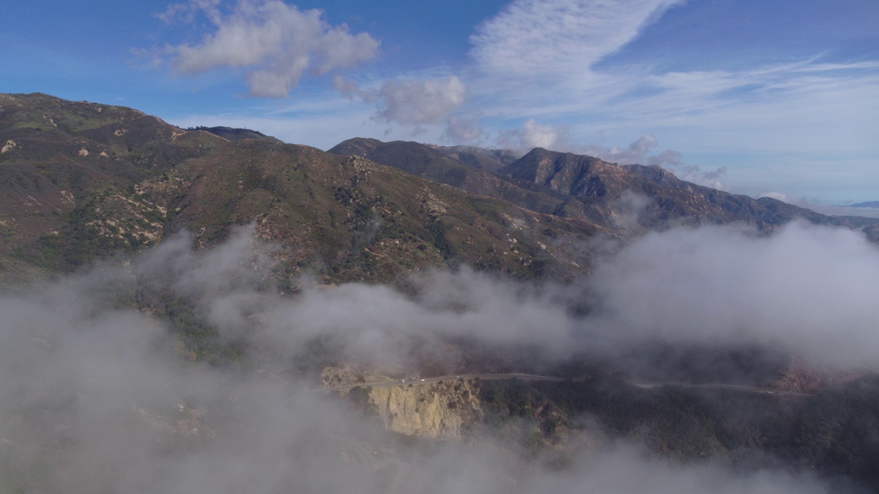 WS HA空中跟踪雾上方的山丘。视频素材