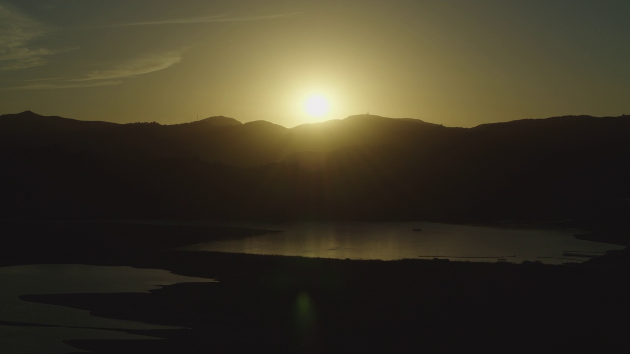WS HA Aerial向Casitas湖的日落推进。视频素材