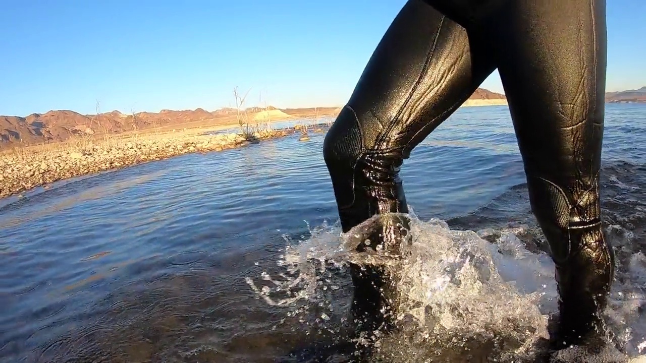 男子在浅水中拖着双腿行走视频下载