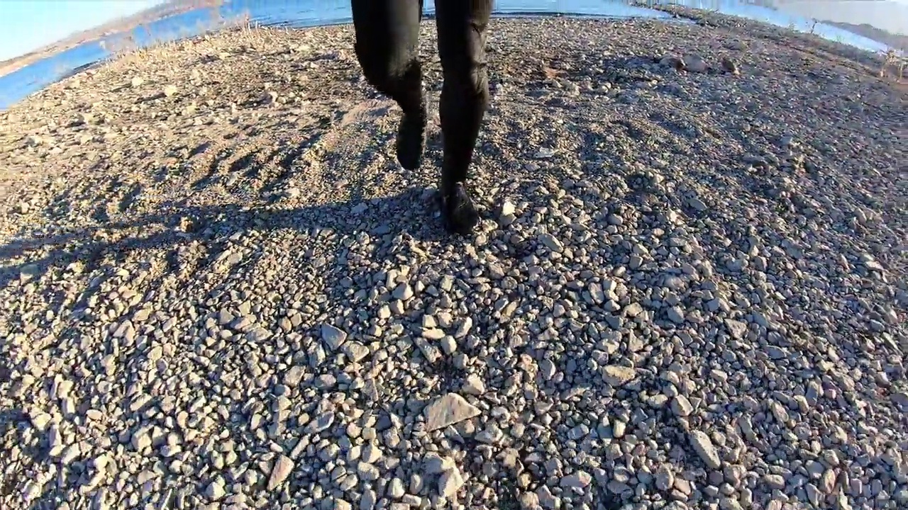 穿着潜水服从浅水区走出来的腿视频下载