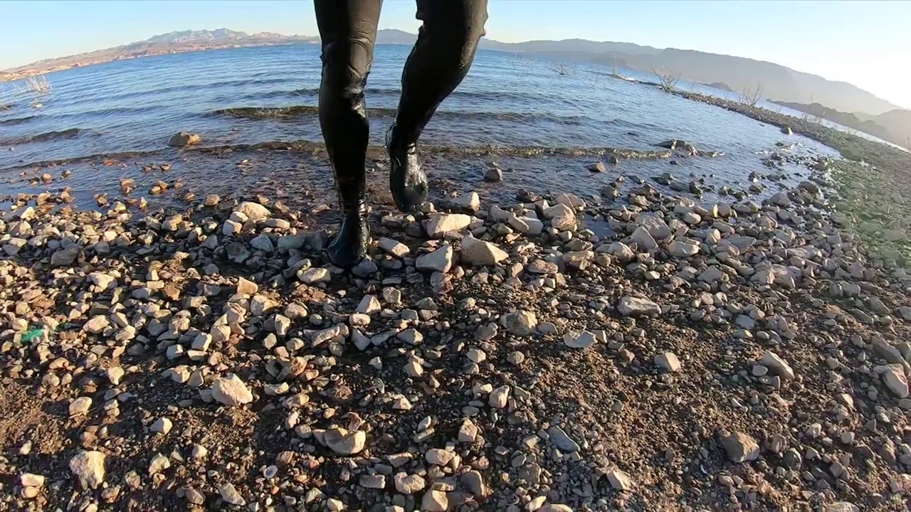 穿着潜水服从浅水区走出来的腿2(25%的运动)视频下载