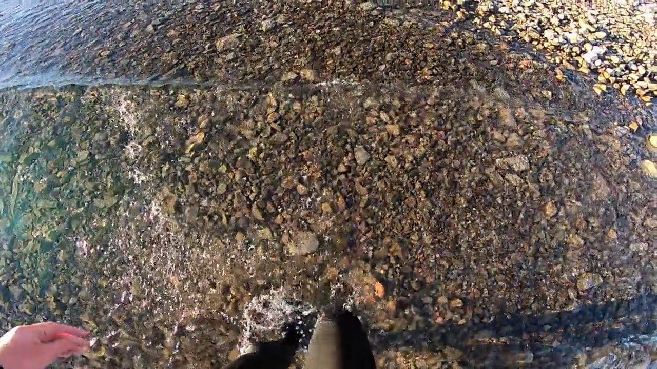 双脚在冰冷的浅水中向前行走视频下载