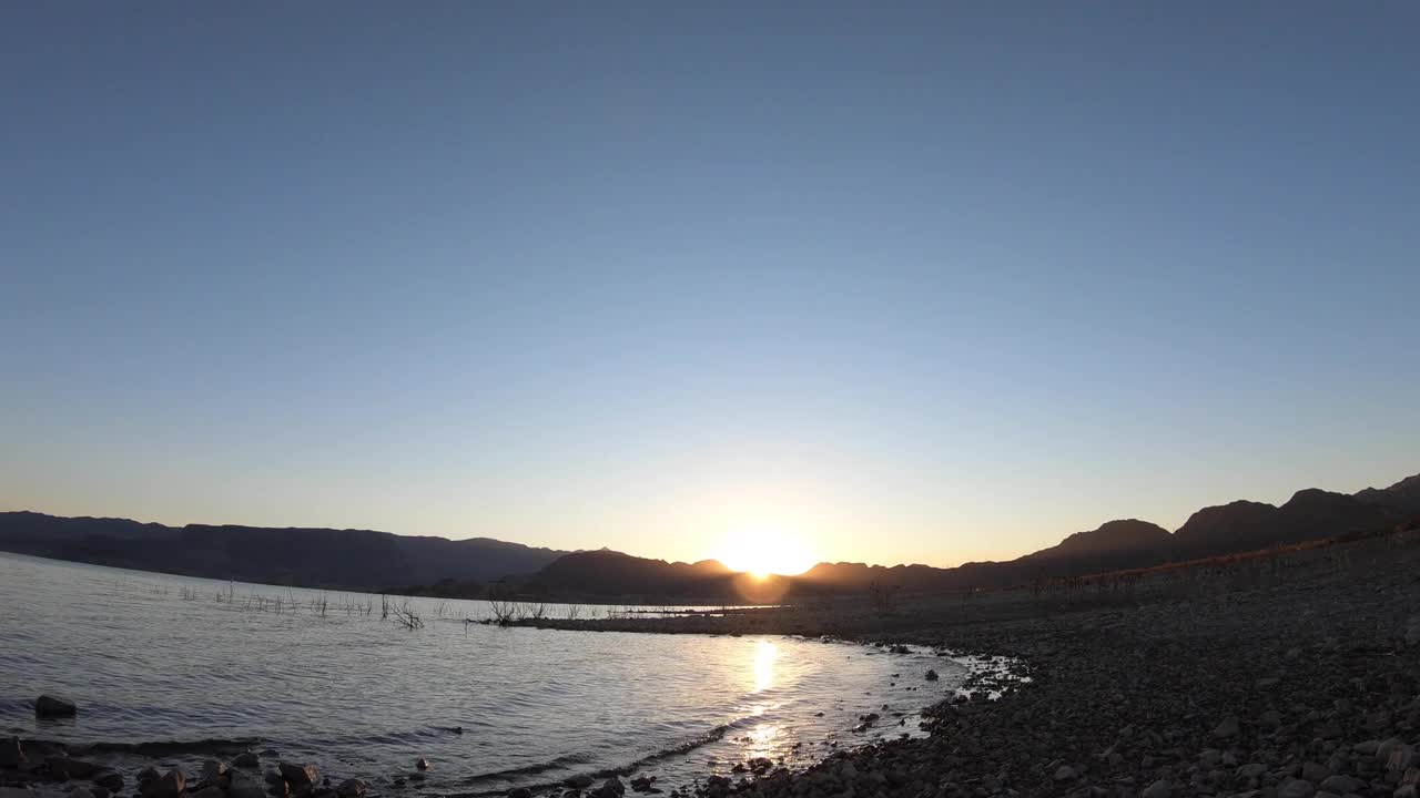 山巅的黎明之湖视频下载