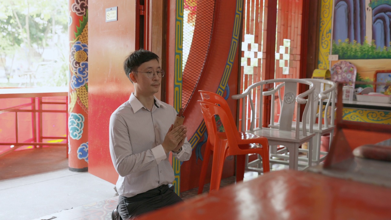 一名亚洲男子在中国神祠碰碰运气视频下载