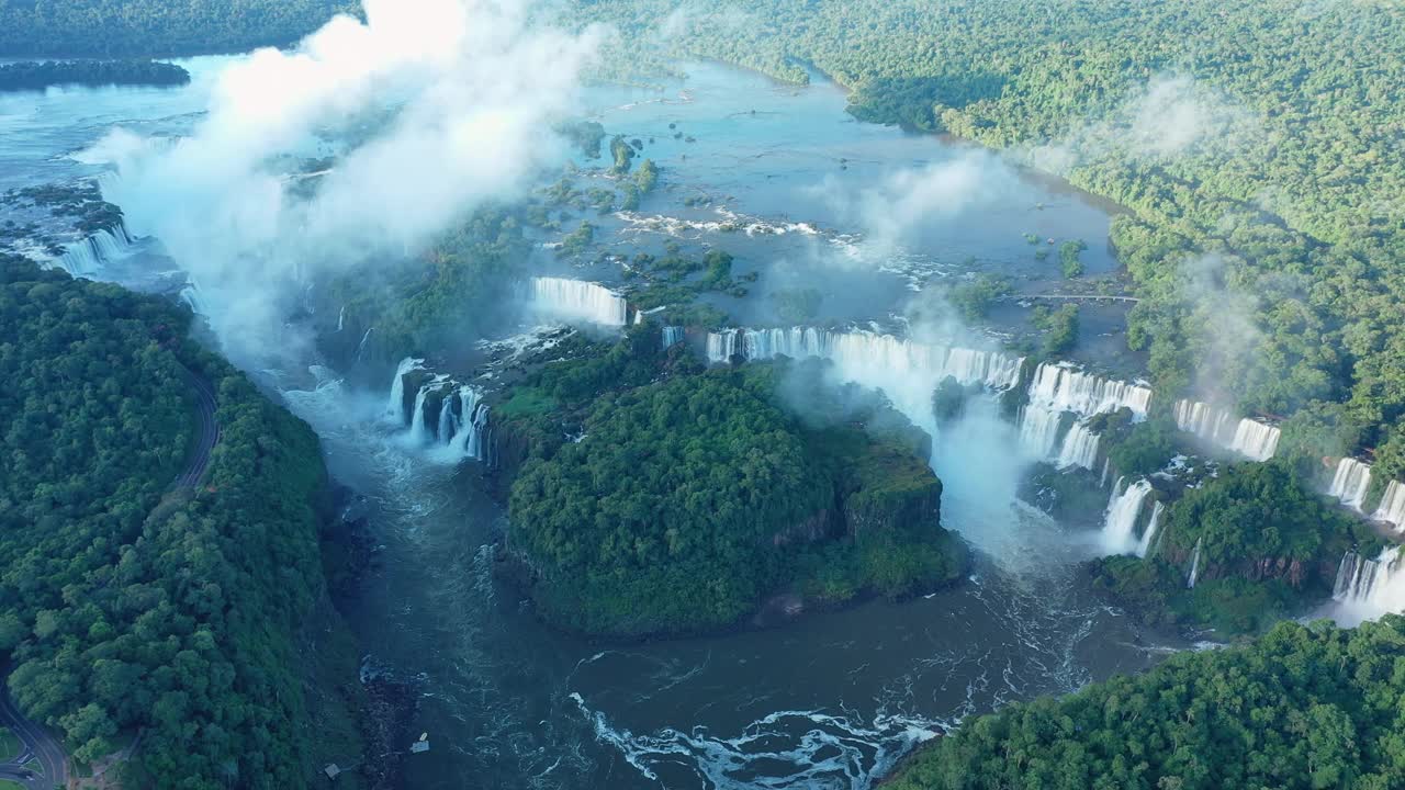 鸟瞰图，伊瓜苏瀑布，伊瓜苏河的瀑布系统，萨尔托圣马丁等瀑布景观全景，巴西/阿根廷边境，南美洲视频下载