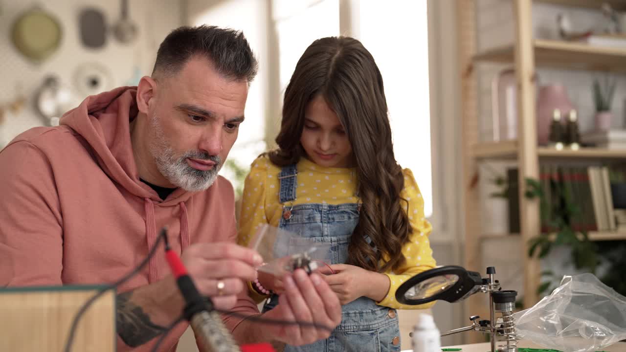 父亲和女儿为学校项目建造太阳能机器人视频下载