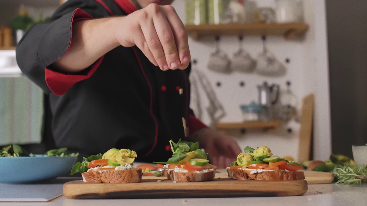 厨师在三明治上放了一撮葵花籽视频下载