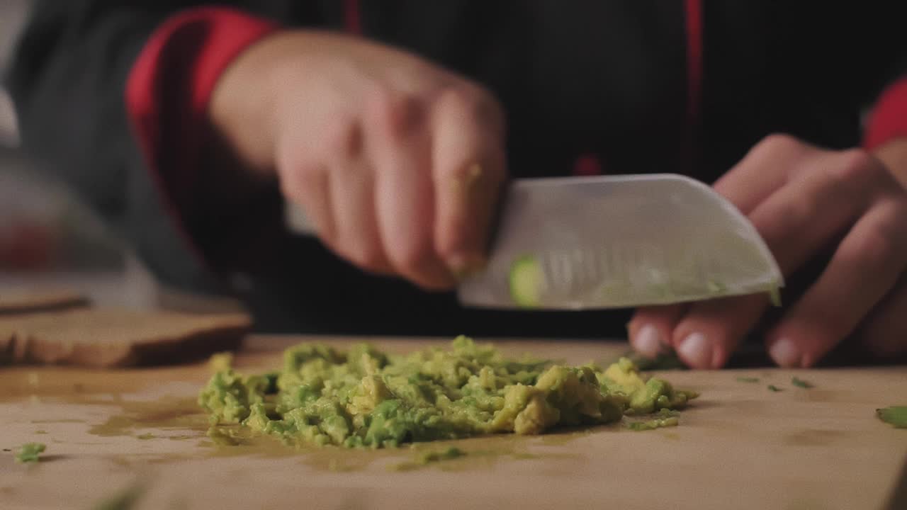 专业厨师切新鲜迷迭香的特写镜头视频下载