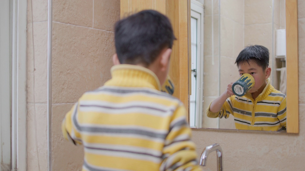 小男孩对着镜子刷牙视频下载