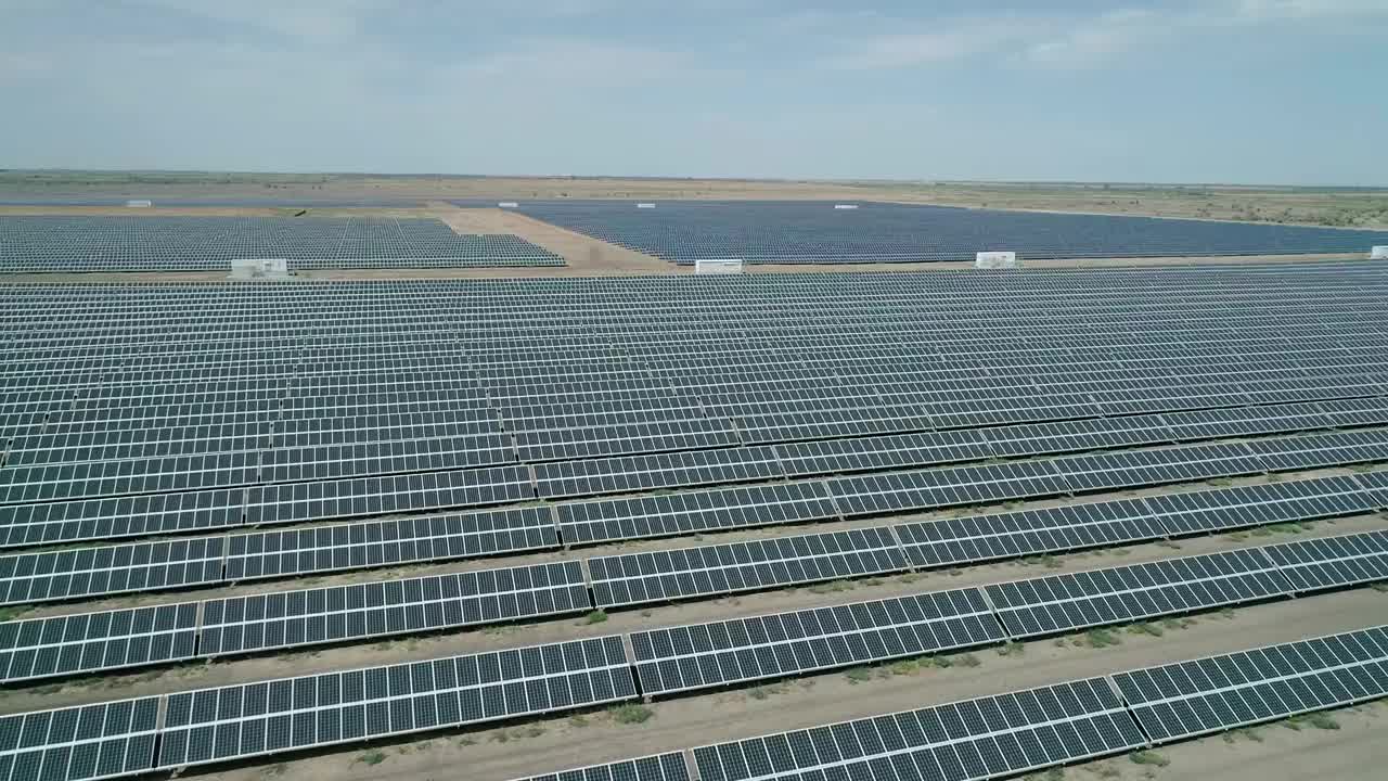 大型太阳能电池板站的鸟瞰图。太阳能电池替代可再生绿色能源概念视频素材