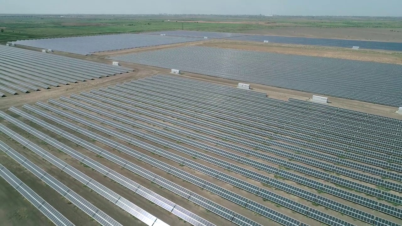 大型太阳能电池板站的鸟瞰图。太阳能电池替代可再生绿色能源概念视频素材