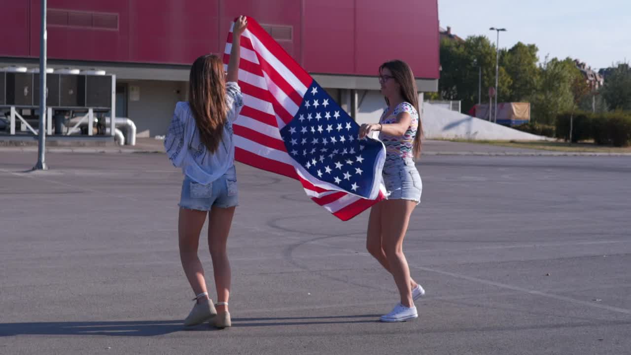 年轻的妇女在广泛地传播美国国旗视频下载