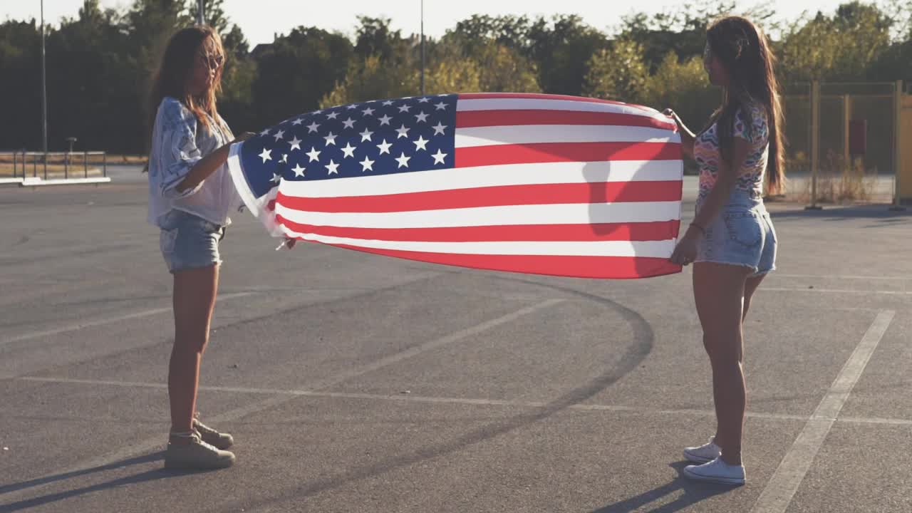 年轻女子举着美国国旗奔跑视频下载