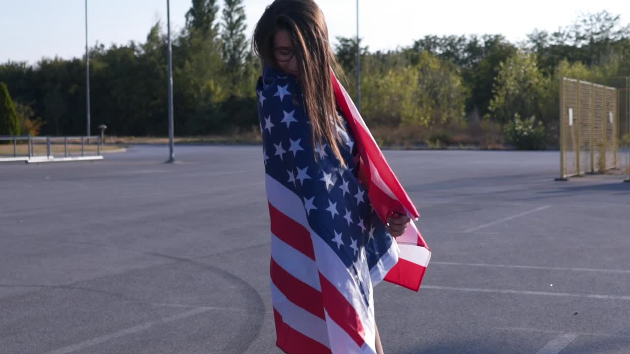 年轻女子挥舞着美国国旗旋转视频下载