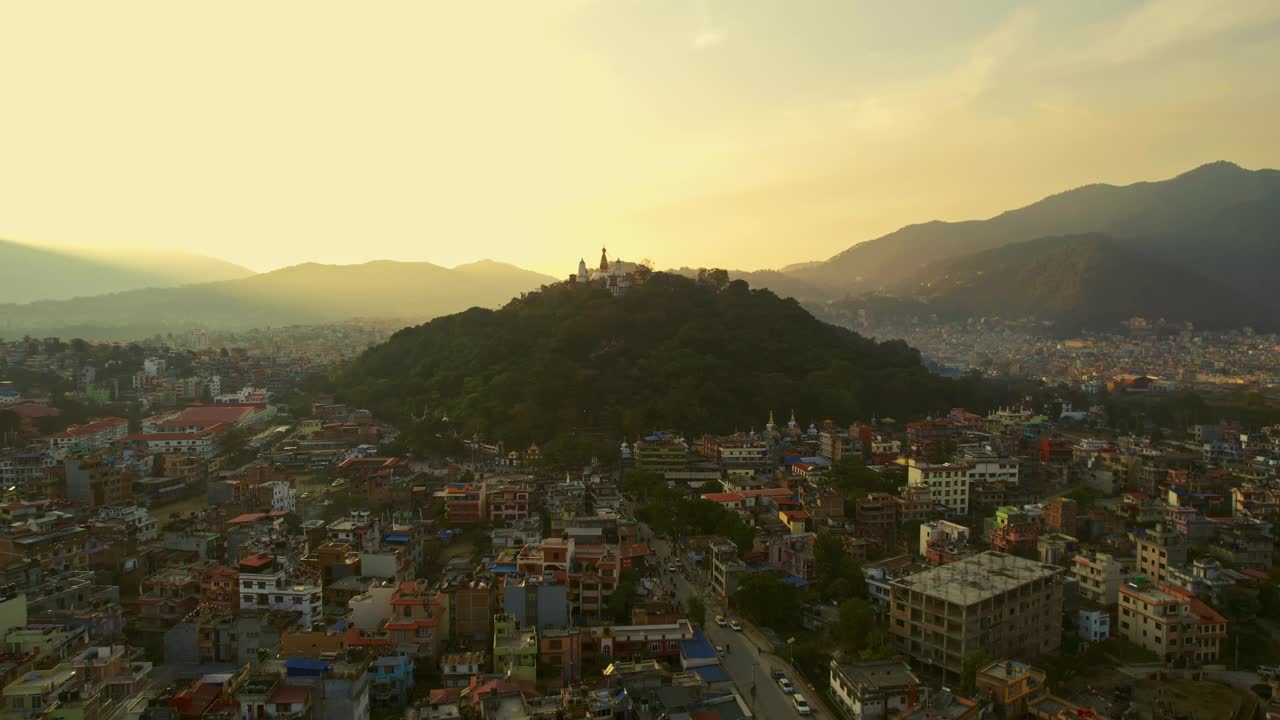 尼泊尔，加德满都以西的山顶上的古代宗教遗址视频下载