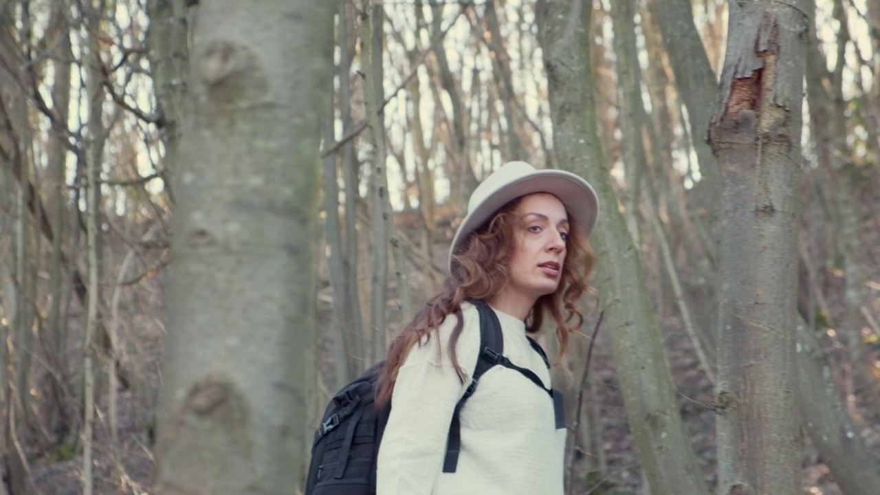 年轻女子徒步穿越森林视频素材