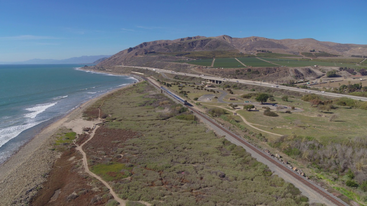 WS HA空中跟踪一列火车在加利福尼亚海岸。视频素材