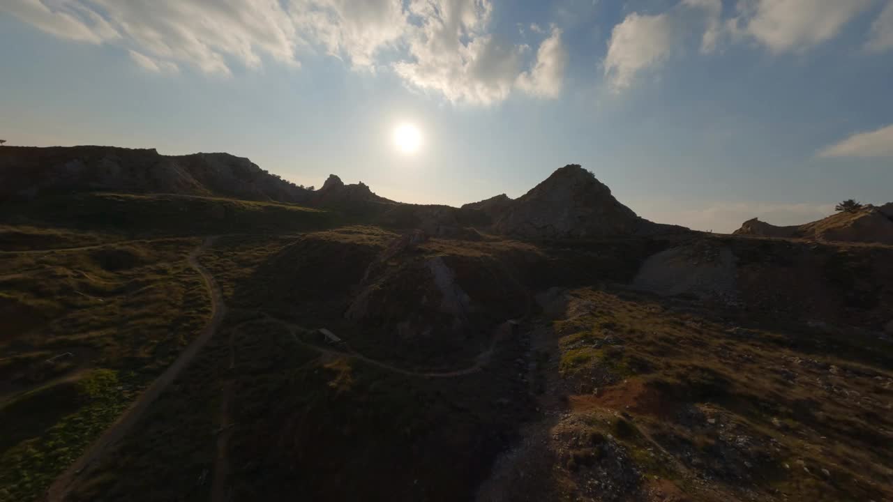 在雅典北部的psyiko的废弃采石场在日落、黄昏时的快速航拍FPV镜头- psyiko、Chalandri、Marousi、Galatsi和附近的山丘视频素材