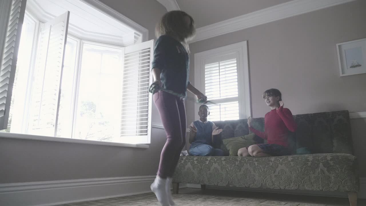女孩跳绳，而女性朋友在家里欢呼视频下载