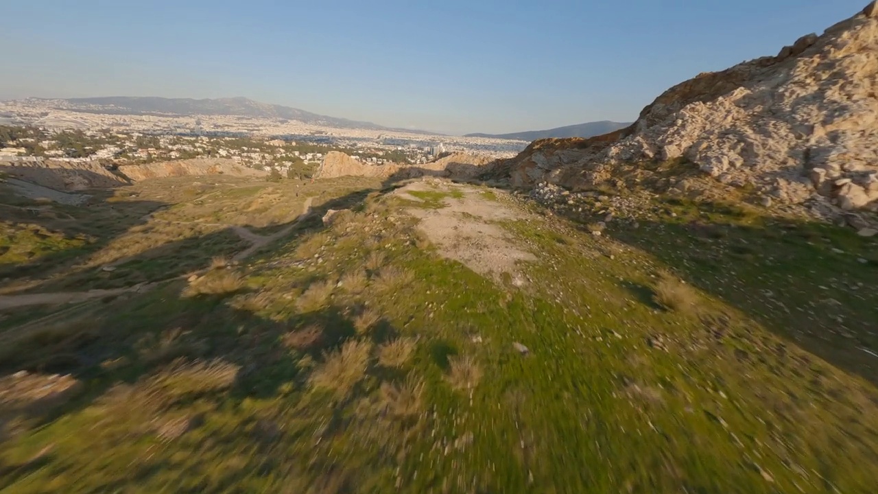 雅典北部Psychiko废弃采石场的4K快速航拍FPV镜头，在日落、黄昏时- Psychiko, Chalandri, Marousi, Galatsi和附近的小山视频素材