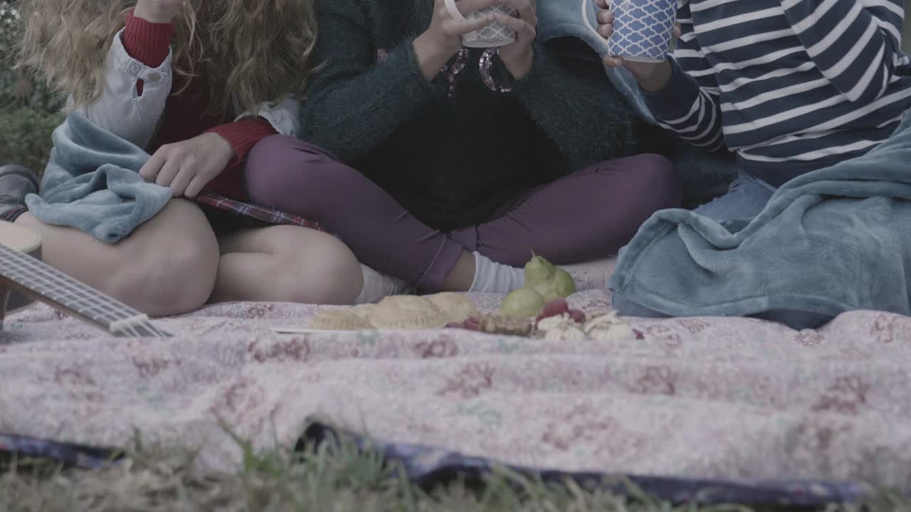女孩在后院和女性朋友聊天视频素材