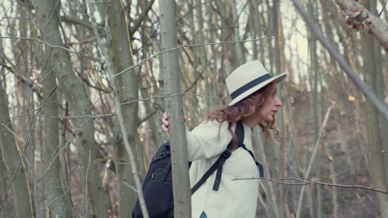 年轻女子徒步穿越森林视频素材