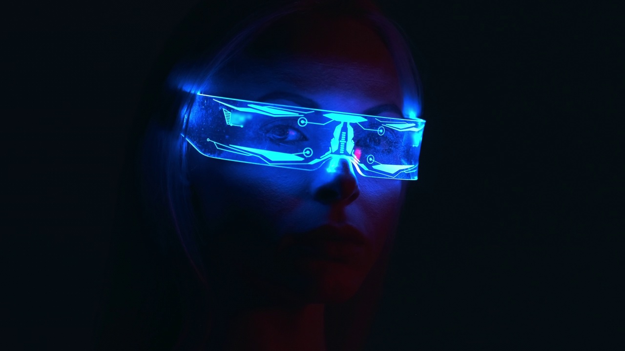 黑暗中戴着未来派眼镜的美女视频下载