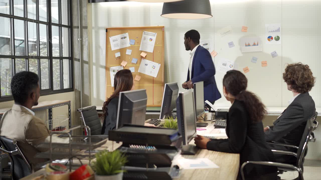 在创业办公室，非洲裔黑人商人用不干胶笔记讨论商业计划视频下载