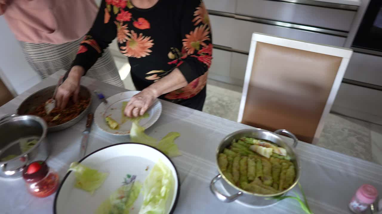 传统的土耳其萨尔玛多玛菜，叫做lahana萨尔玛西，由卷心菜叶制成视频下载
