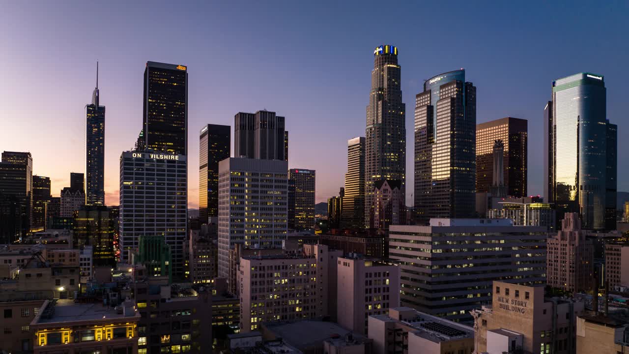 从白天到黑夜，横扫无人机拍摄的洛杉矶市中心视频下载