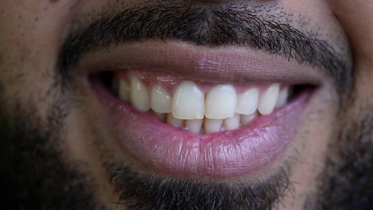 一个随意的西班牙男人微笑的特写镜头宏观微笑视频素材