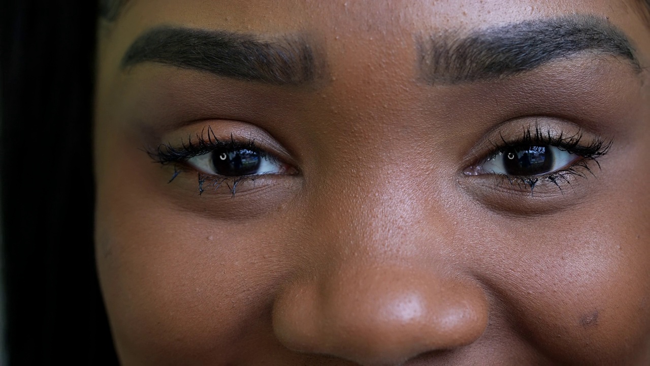 一个年轻的黑人妇女宏观的眼睛特写一个非洲拉丁女孩视频下载