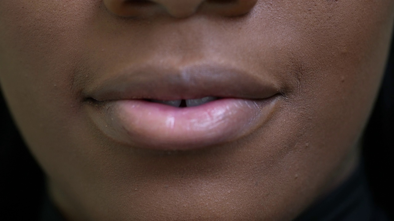 微距特写嘴压嘴唇一个黑色的女孩的脸视频素材