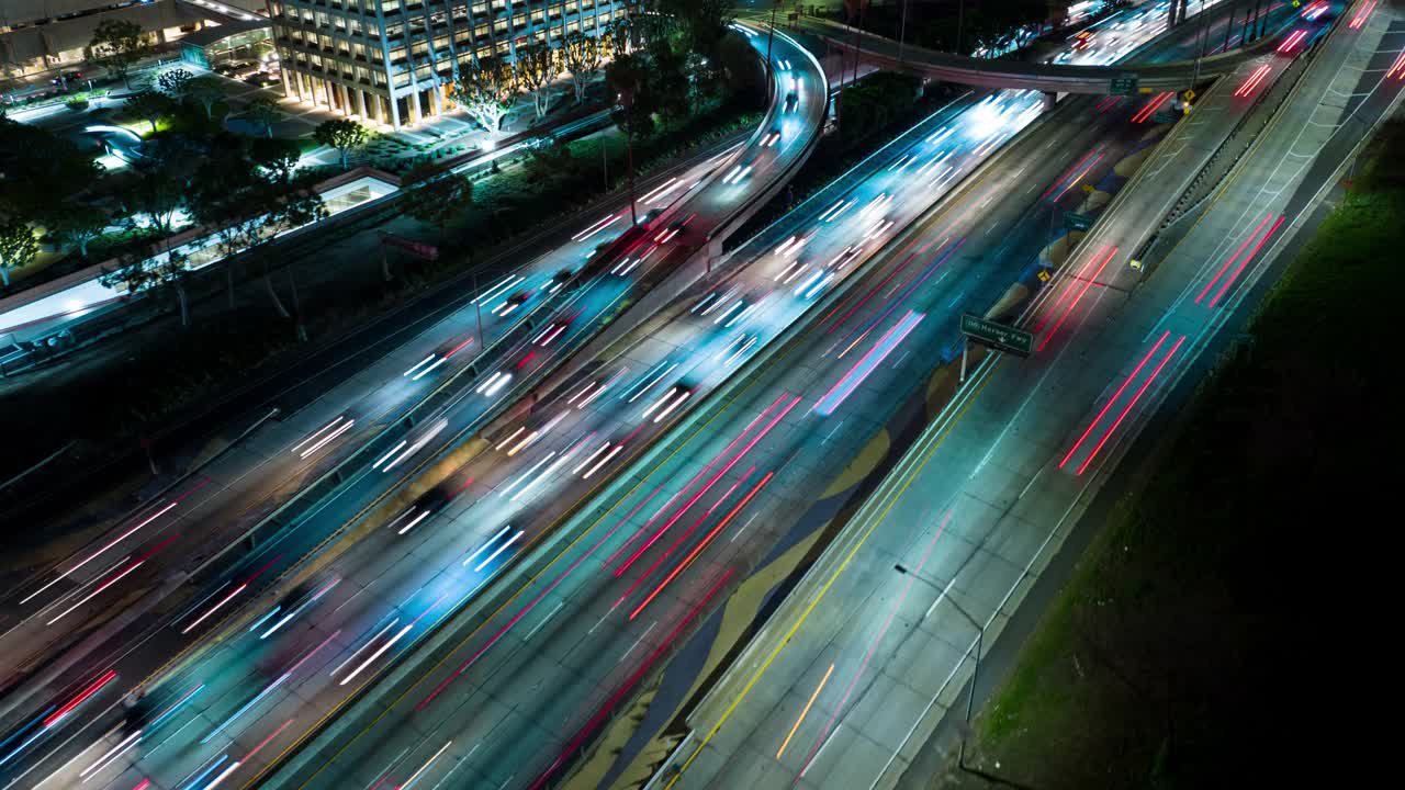 夜间洛杉矶高速公路的空中延时摄影视频素材