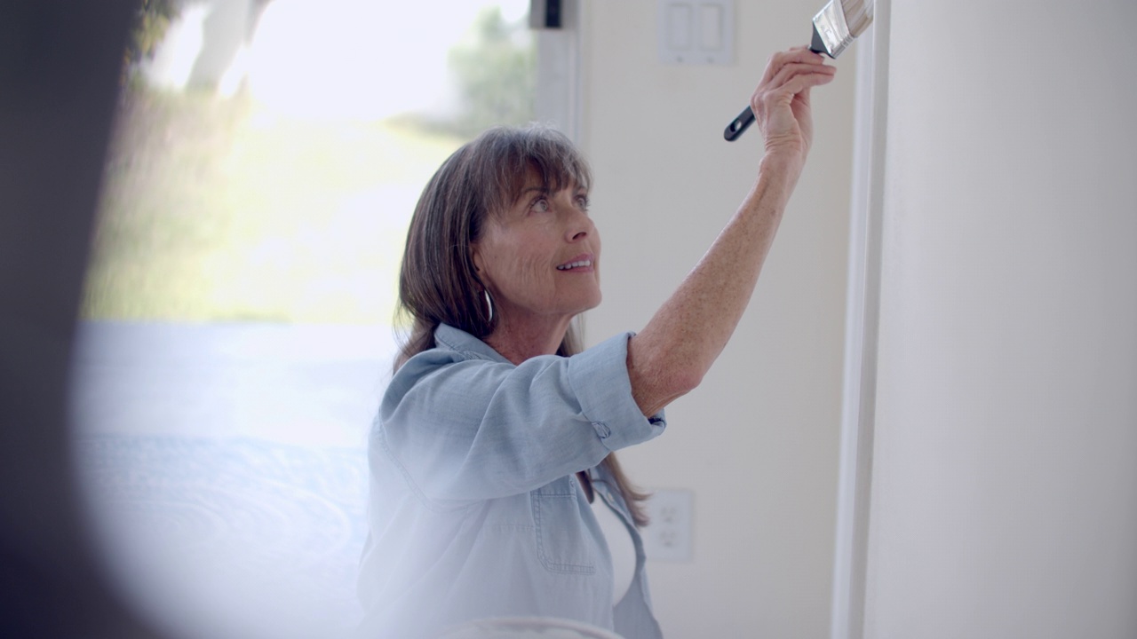 一个成熟的女人正在粉刷她的家视频下载