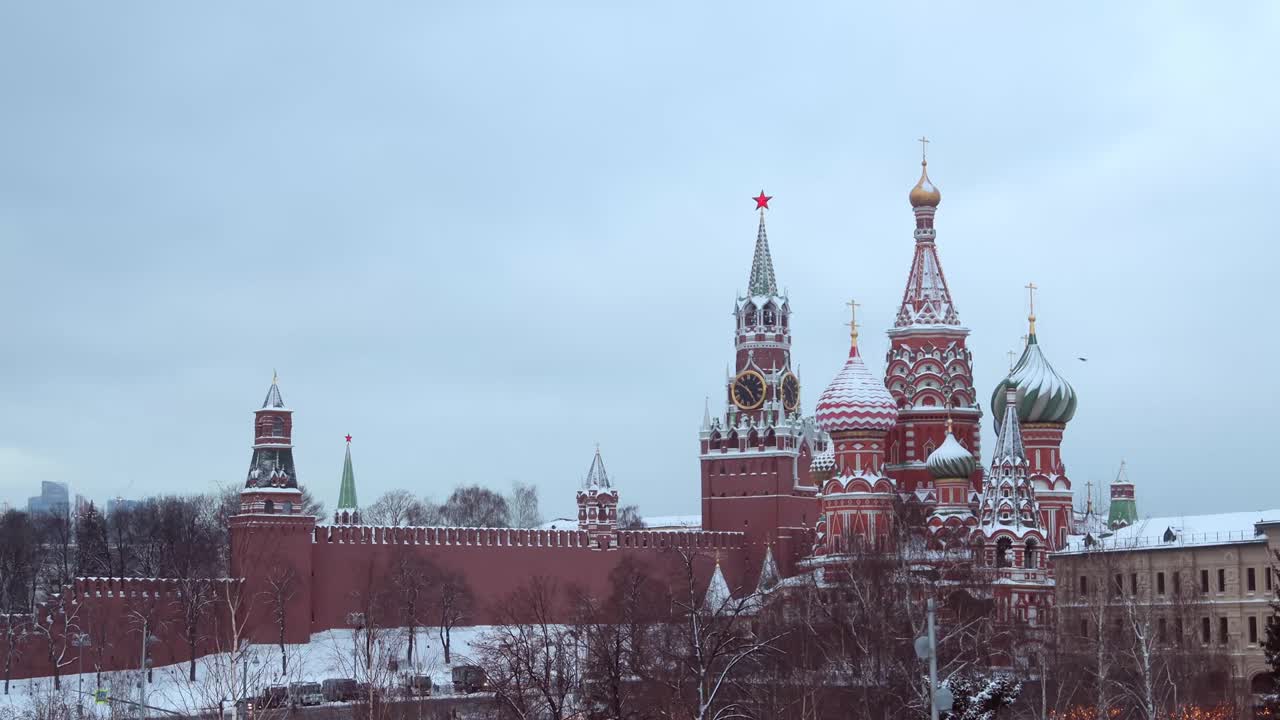 从莫斯科Zaryadye公园看到的莫斯科克里姆林宫和圣巴兹尔大教堂视频下载