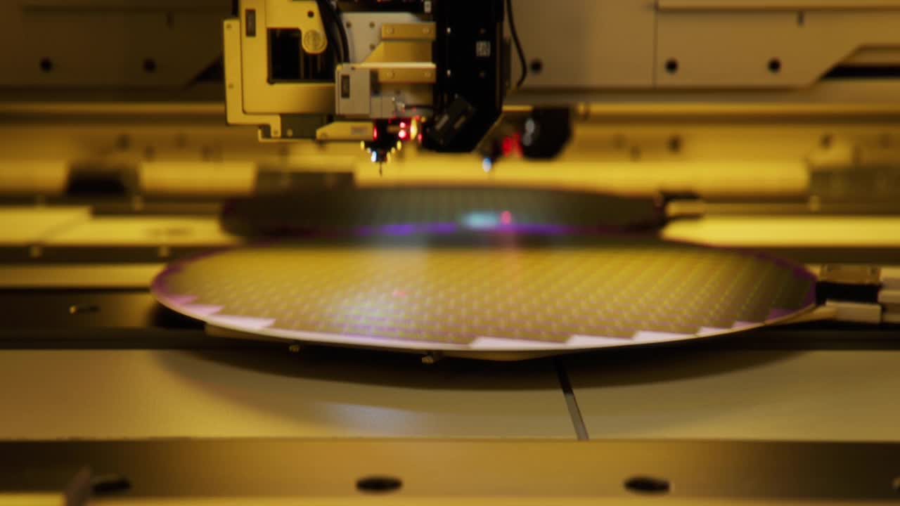 在生产微芯片的先进半导体代工厂生产硅片视频素材