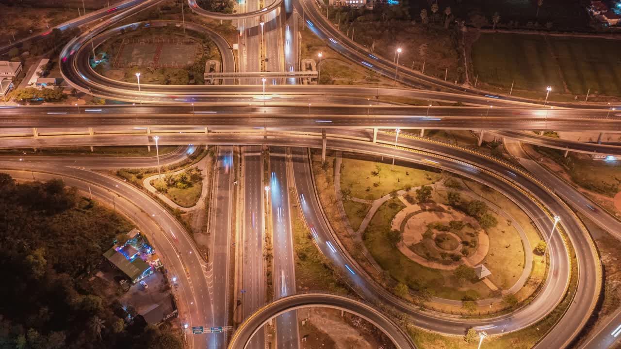 航拍夜景，多车道高速公路与高速照明交通，技术和创新的理念视频素材